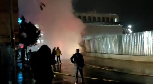 İstanbul'da doğal gaz borusu patladı: 3 araç alev aldı.
